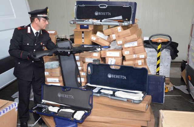 10 romani arestati in Italia. Voiau sa aduca in tara pusti Beretta furate
