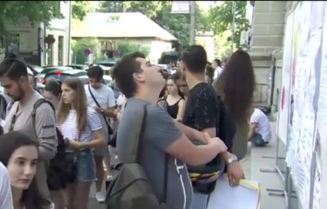 Cozi la inscrierea la facultate