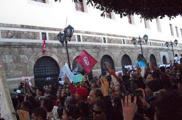 Revolutia din Tunisia, "bulgarele de zapada scapat pe dealul" popoarelor arabe