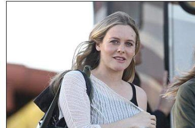 Alicia Silverstone a pozat insarcinata pe coperta revistei Vogue