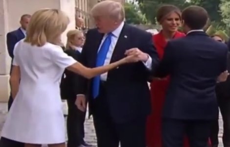  Video  Donald Trump, surprins facandu-i complimente Primei Doamne franceze