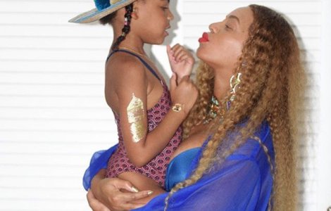 Beyonce a publicat prima fotografie cu gemenii