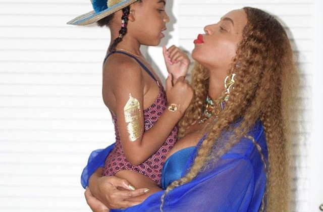 Beyonce a publicat prima fotografie cu gemenii