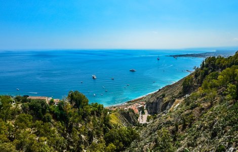 Incendiile au compromis vacanta unor turisti aflati in Sicilia. 10 oameni au ajuns la spital