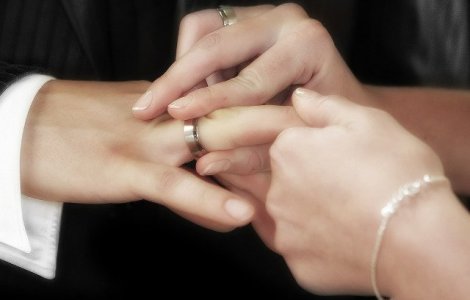 Peste 600 de dosare, depuse pentru stimulentul de 1.500 de lei acordat de Primaria Bucuresti tinerilor proaspat casatoriti