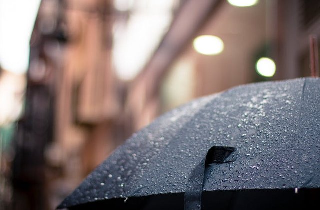 Informare meteo: Averse, descarcari electrice, grindina si intensificari ale vantului, in toata tara