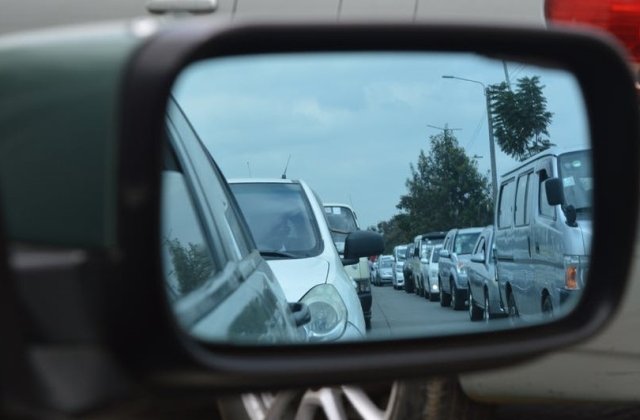 Un autotren a derapat si a spart o teava de gaze. Traficul rutier pe DN73 Bran - Zarnesti, restrictionat