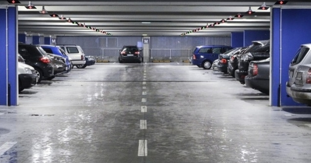 Un cantaret de manele din Arad, injunghiat de un interlop in parcarea unui mall