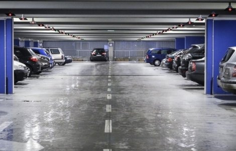 Un cantaret de manele din Arad, injunghiat de un interlop in parcarea unui mall