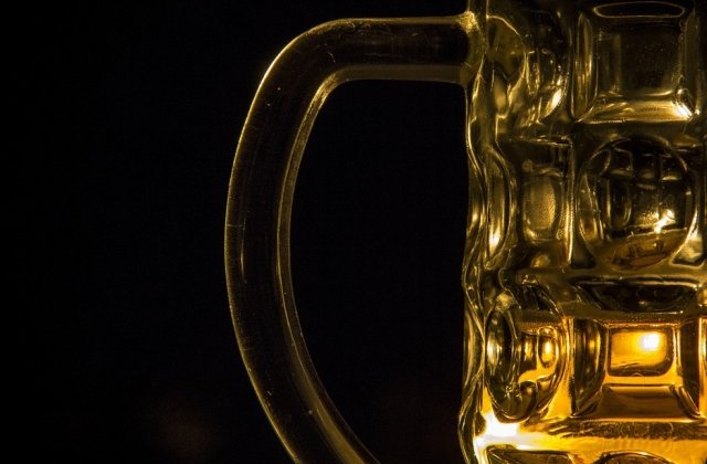 Doi barbati din Vaslui, dusi la spital, unul fiind in stare grava, dupa ce s-au lovit reciproc cu halbele in cap la o terasa