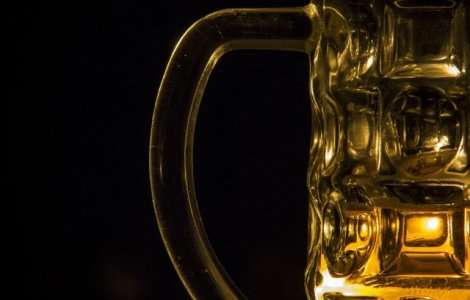 Doi barbati din Vaslui, dusi la spital, unul fiind in stare grava, dupa ce s-au lovit reciproc cu halbele in cap la o terasa
