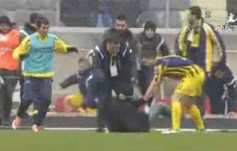  Video  Suporter calcat in picioare de antrenor