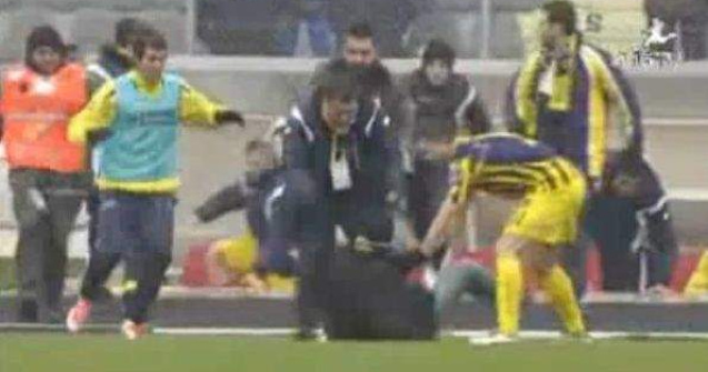  Video  Suporter calcat in picioare de antrenor