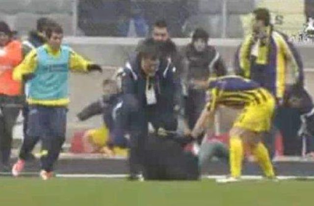 [VIDEO] Suporter calcat in picioare de antrenor