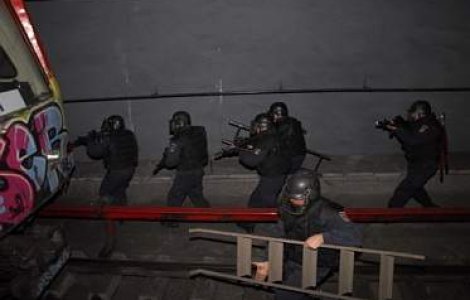 Jandarmeria cumpara "echipamente de reprimare a revoltelor"