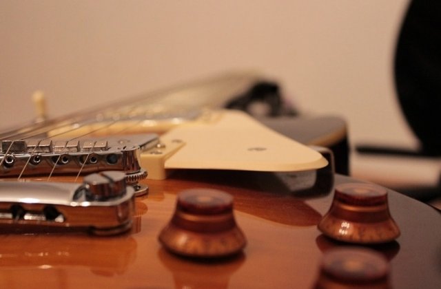 O femeie insarcinata a furat chitare de 6.000 de euro, ascunzandu-le sub fusta. Cum a fost prinsa