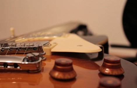 O femeie insarcinata a furat chitare de 6.000 de euro, ascunzandu-le sub fusta. Cum a fost prinsa