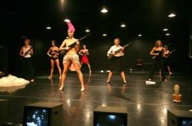 VIDEO: 'Expensive Darlings', feminismul in scena!