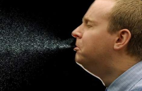 Un stranut poate contamina o camera intreaga