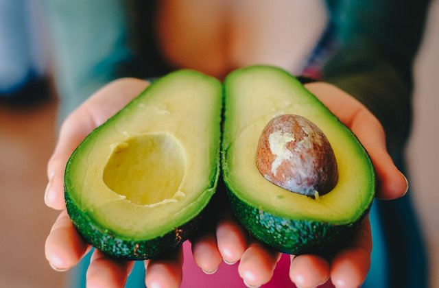 Ai un tranzit intestinal lent? 8 alimente pe care ar trebui sa le consumi mai des