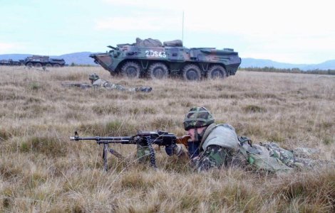 Cluj: 12 militari raniti in timpul parasutarii in cadrul Swift Response 17 - 1