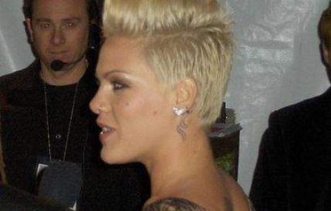  Video  Pink cerseste de la Bruno Mars locul 1 in topul US Billboard