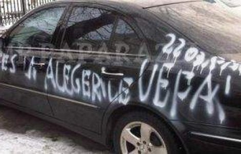 Masina lui Mircea Sandu, vandalizata