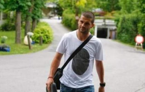  Video  Chivu a lovit cu pumnul un fotbalist