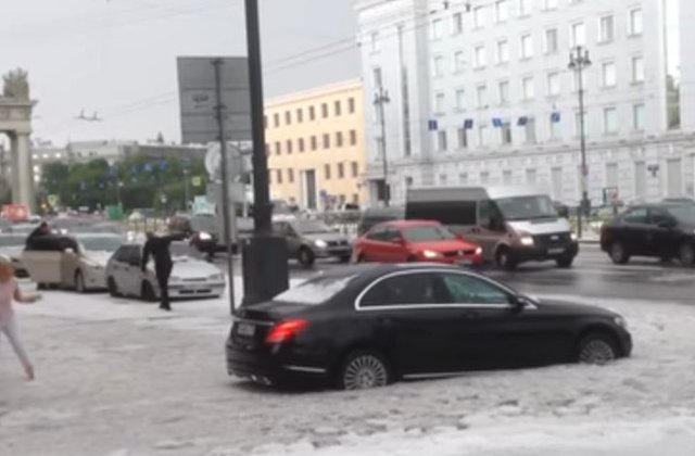 Sankt Petersburg a fost acoperit de gheata in plina vara