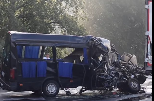 [VIDEO] MAE: Trei romani au murit, iar alti sase au fost raniti intr-un accident in Ungaria