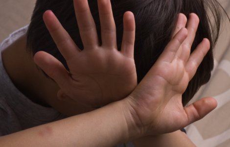 Copil de 10 ani din Vaslui, batut de mama sa cu fierul de calcat. Baiatul a ajuns la spital cu rani pe tot corpul