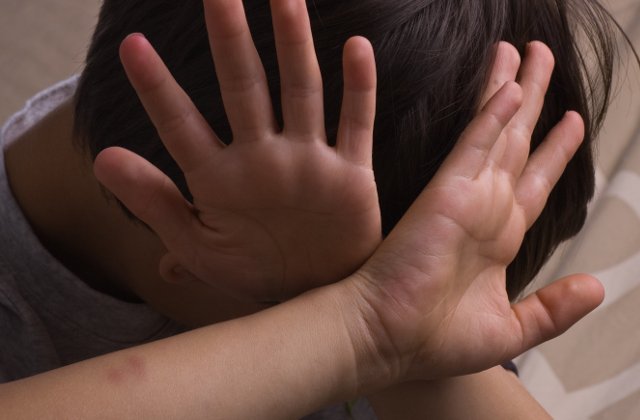 Copil de 10 ani din Vaslui, batut de mama sa cu fierul de calcat. Baiatul a ajuns la spital cu rani pe tot corpul