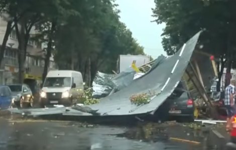 Braila: O femeie a murit dupa ce un copac a cazut peste ea, in timpul furtunii