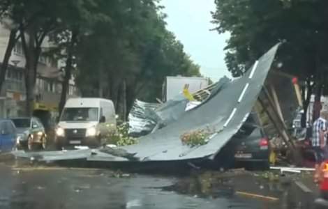 Braila: O femeie a murit dupa ce un copac a cazut peste ea, in timpul furtunii
