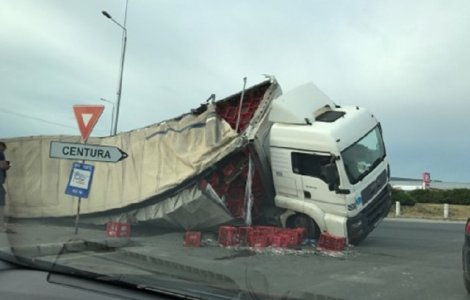Un tir s-a rasturnat la iesirea din Timisoara spre Arad. Marfa a fost imprastiata pe sosea