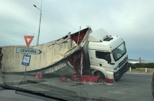 Un tir s-a rasturnat la iesirea din Timisoara spre Arad. Marfa a fost imprastiata pe sosea