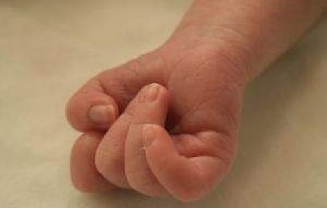 A incercat sa-si inghita bebelusul