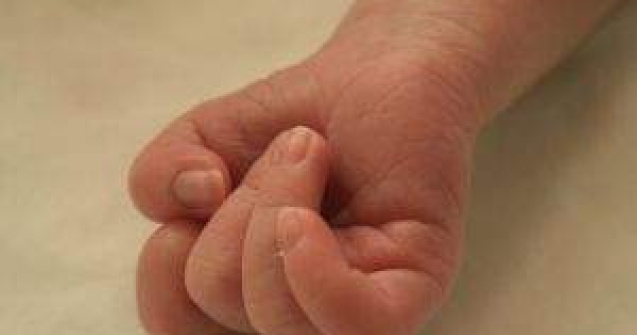 A incercat sa-si inghita bebelusul