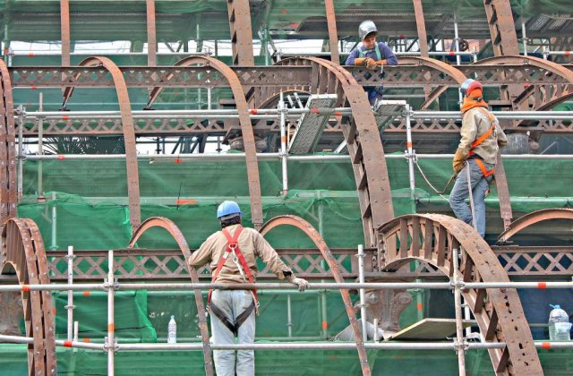 Muncitori romani, exploatati pe un santier in Cipru