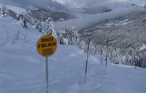 Patru turisti au fost surprinsi de avalansa pe Varful Batrana