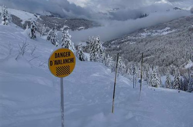 Patru turisti au fost surprinsi de avalansa pe Varful Batrana