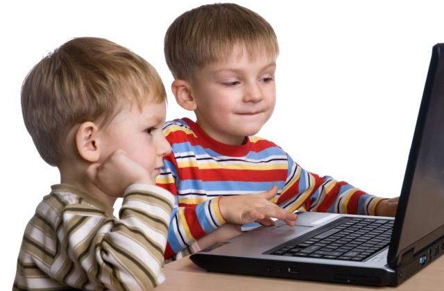 Pericolul internetului pentru copiii din Romania