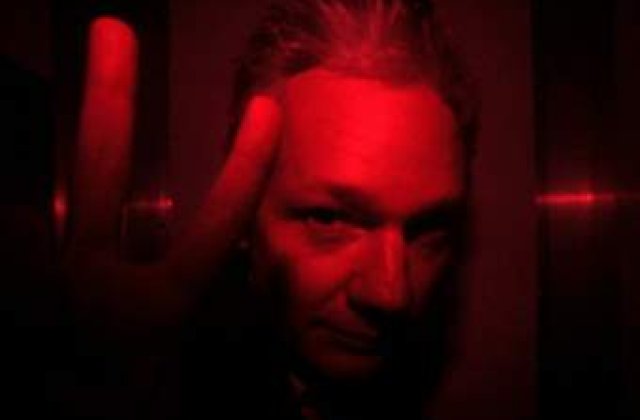 Viata lui Julian Assange "intre ciocan si nicovala"