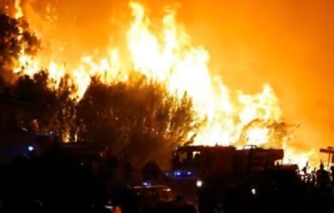Peste 10.000 de persoane au fost evacuate in timpul noptii din cauza incendiilor de vegetatie din Corsica si sudul Frantei / VIDEO