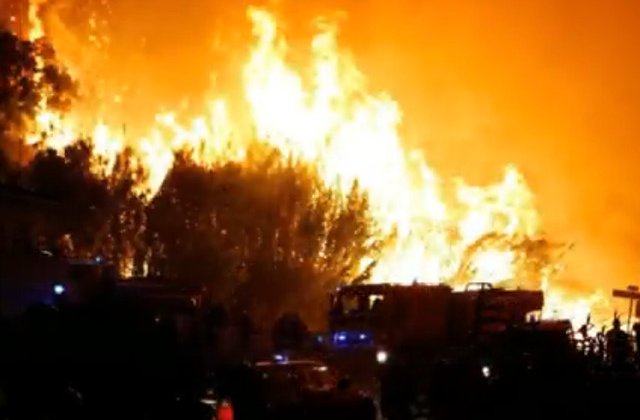 Peste 10.000 de persoane au fost evacuate in timpul noptii din cauza incendiilor de vegetatie din Corsica si sudul Frantei / VIDEO