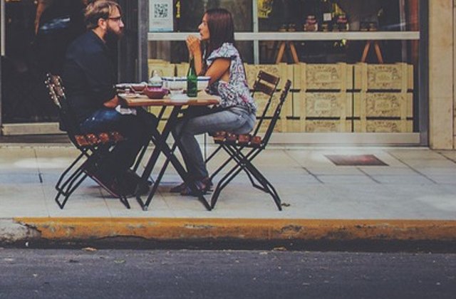 8 feluri de mancare pe care nu ar trebui sa le comanzi NICIODATA la prima intalnire