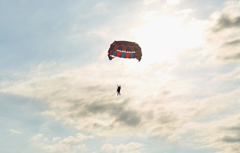 Brasov: Un militar a murit in timpul unui exercitiu de parasutare