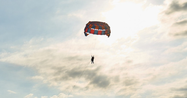 Brasov: Un militar a murit in timpul unui exercitiu de parasutare