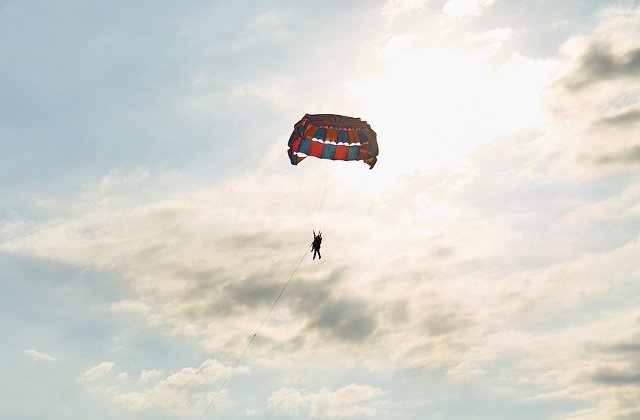 Brasov: Un militar a murit in timpul unui exercitiu de parasutare