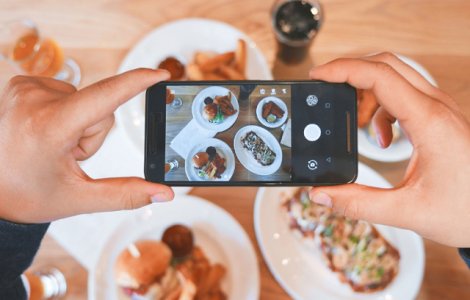 Selfie-uri sau fotografii cu mancare: ce iti face prietenii mai fericiti in retelele sociale?